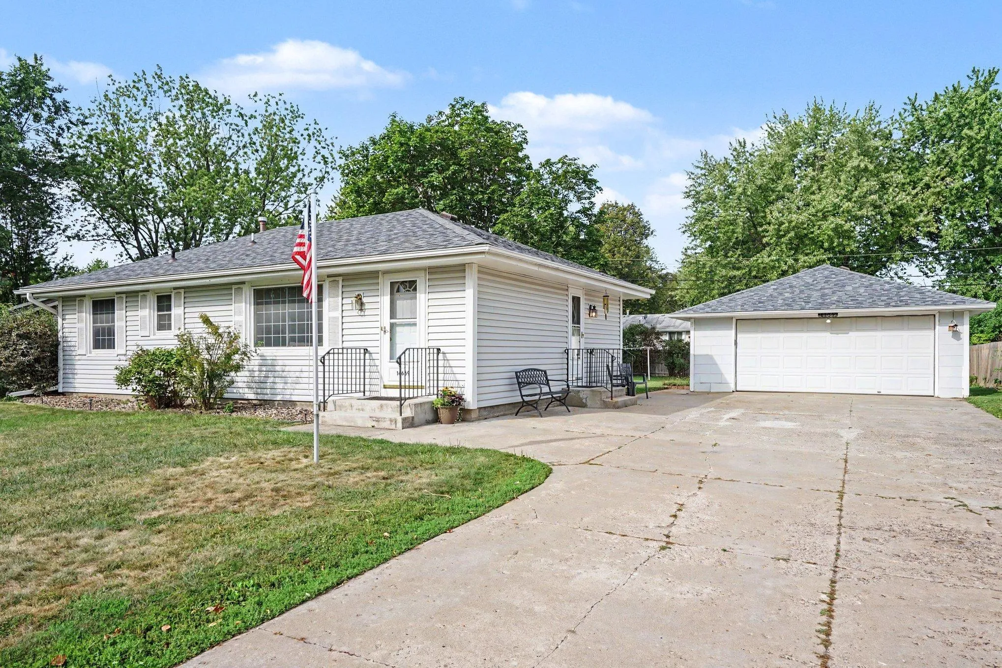 Photo 2 of 14669 Danbury W Avenue
