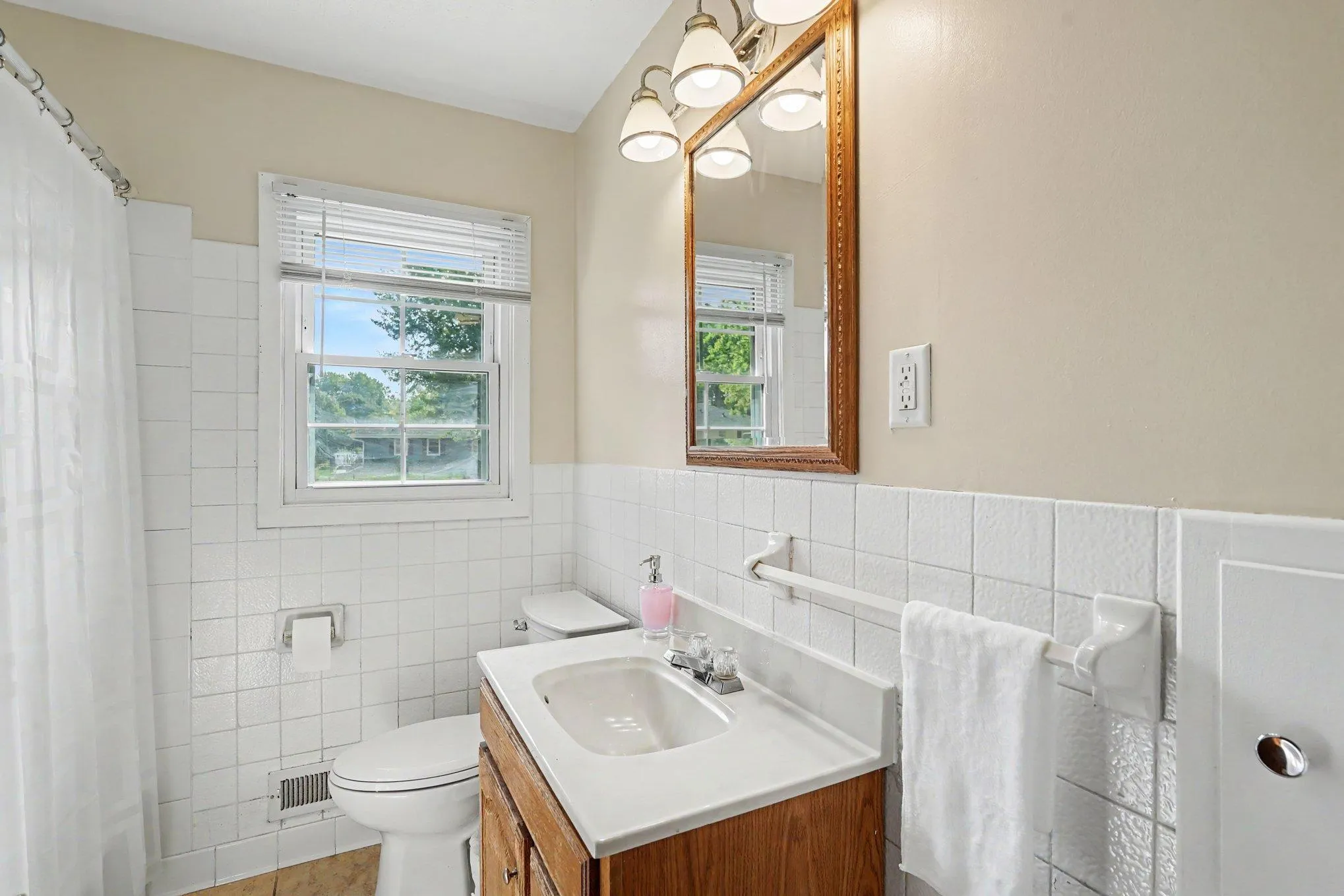 Photo 12 of 14669 Danbury W Avenue