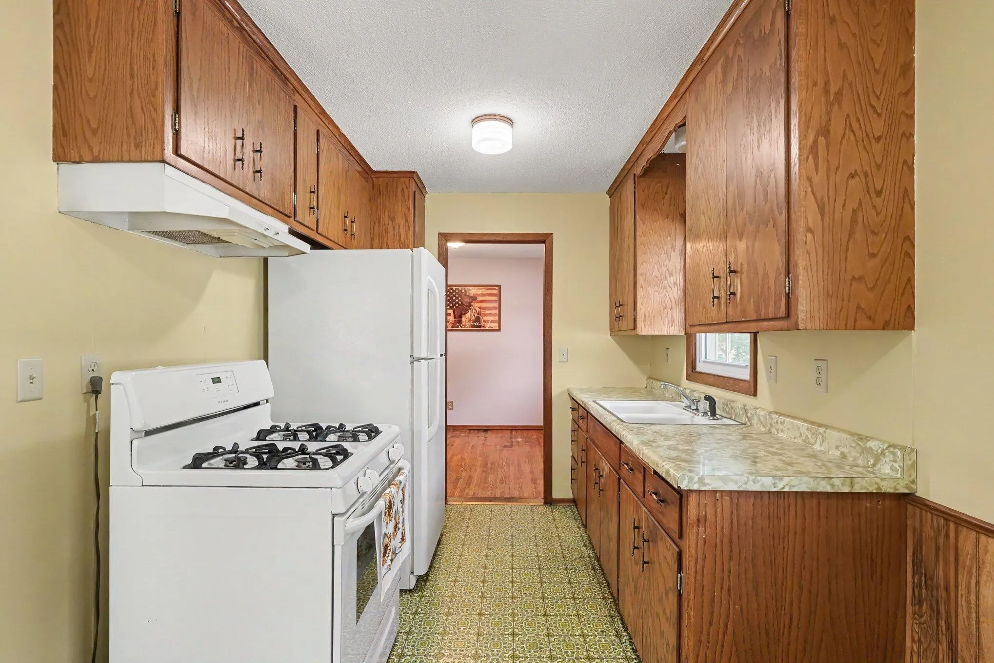 Photo 3 of 14669 Danbury W Avenue