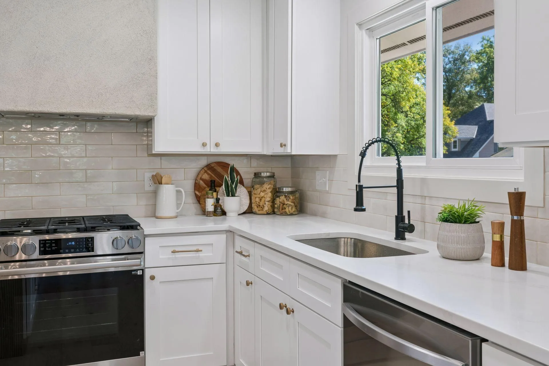 Photo 17 of 5516 Warden Avenue