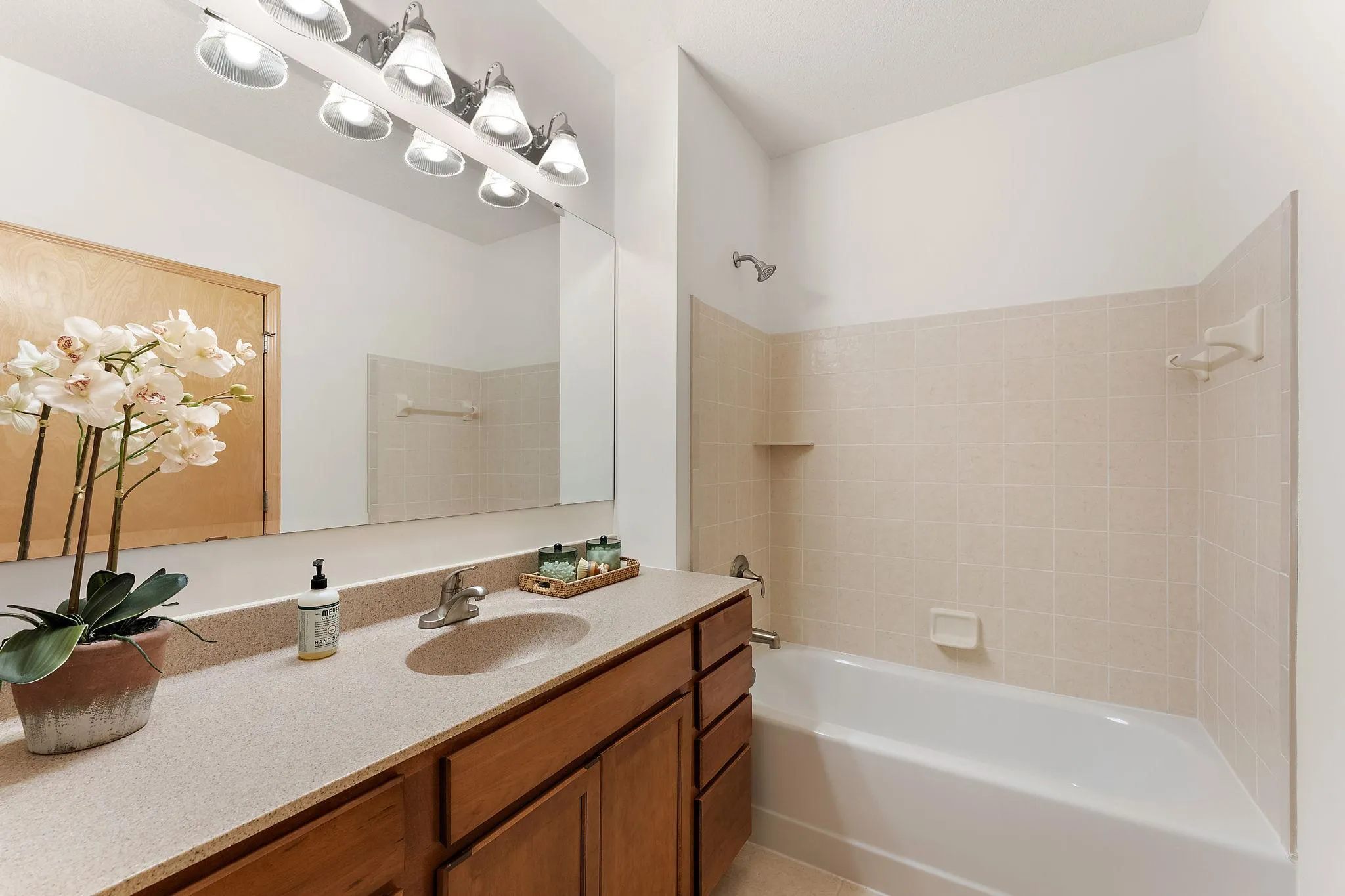 Photo 15 of 2407 39th Ne Avenue Unit 409