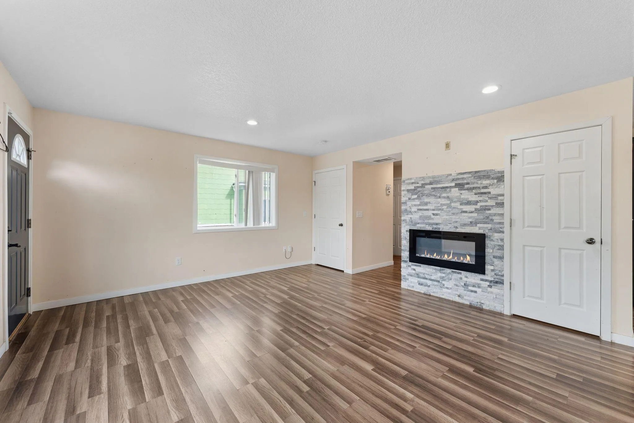 Photo 10 of 636 Hall Avenue
