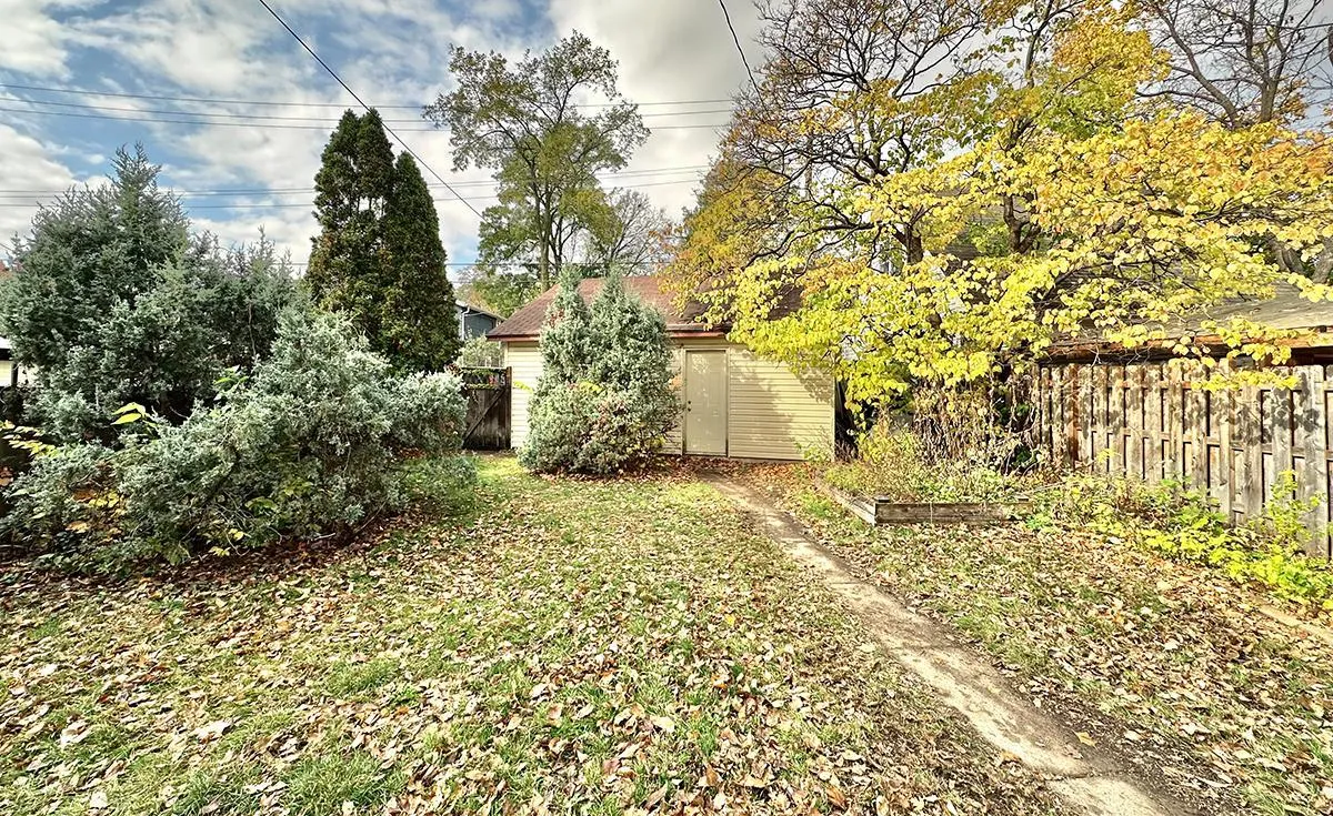 Photo 3 of 3512 Harriet Avenue