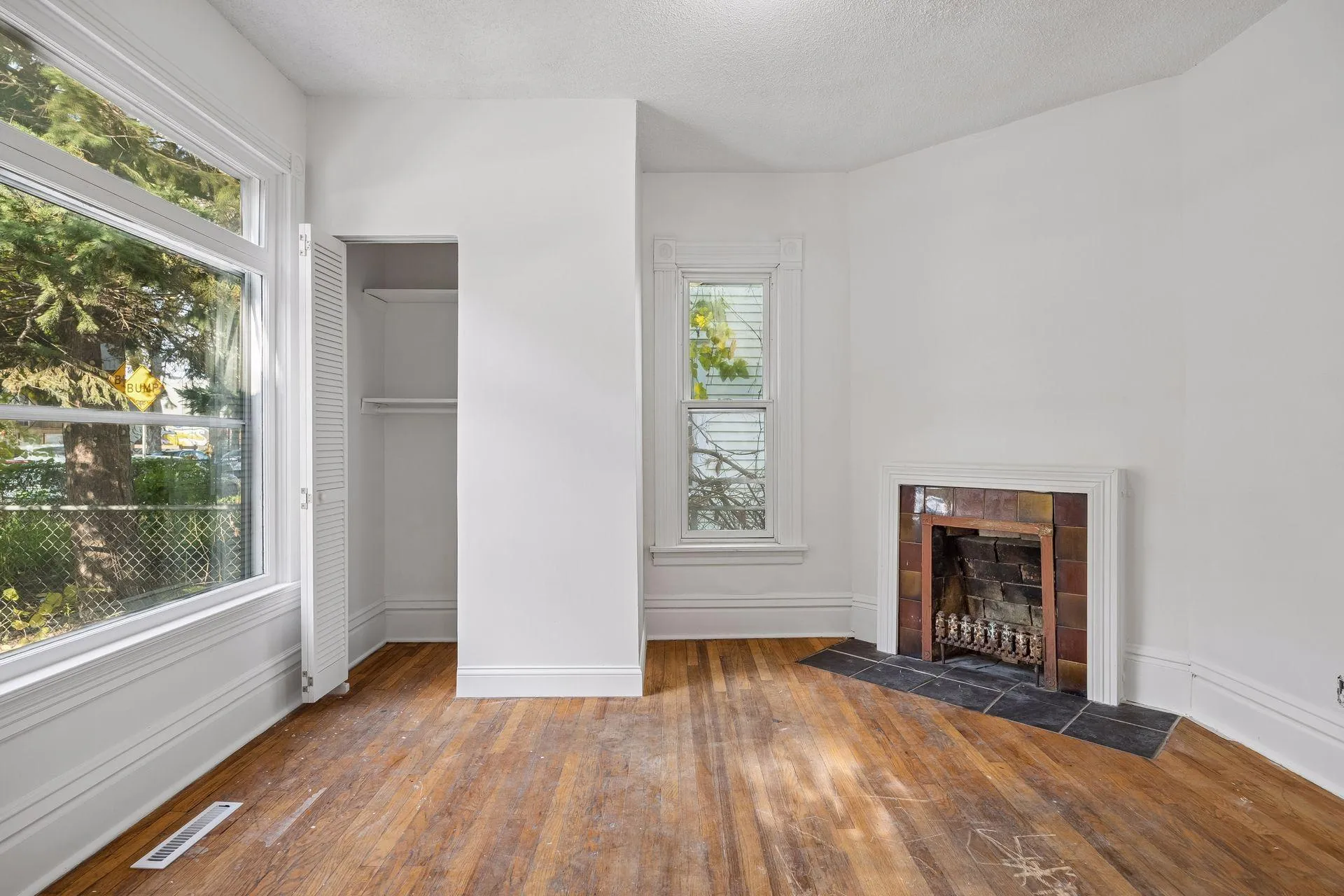 Photo 7 of 2925 Harriet Avenue