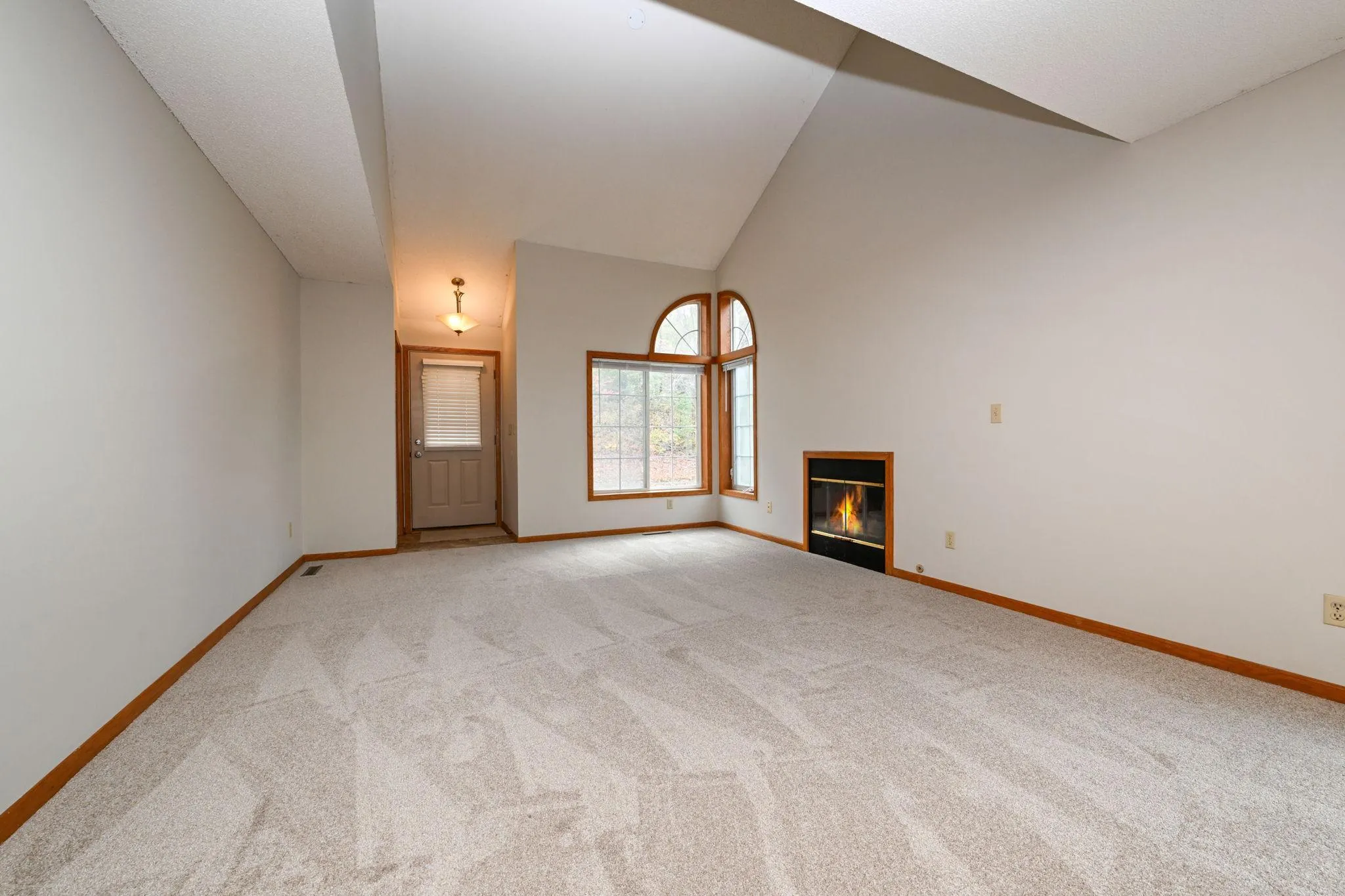 Photo 2 of 1067 S Fillmore Ne Circle