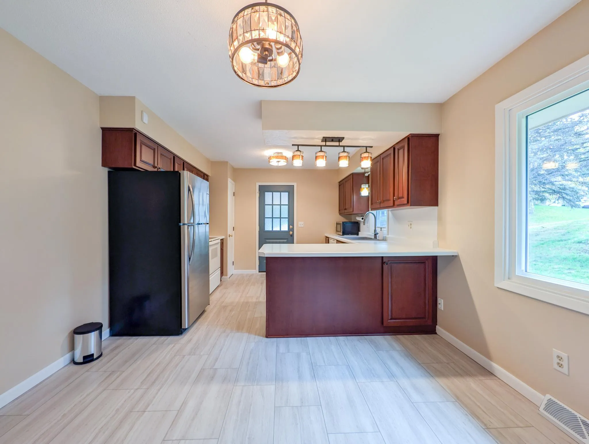Photo 5 of 2601 Brookview Drive