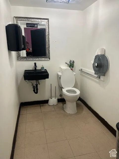 2592.Bathroom with baseboards and light tile patterned floors