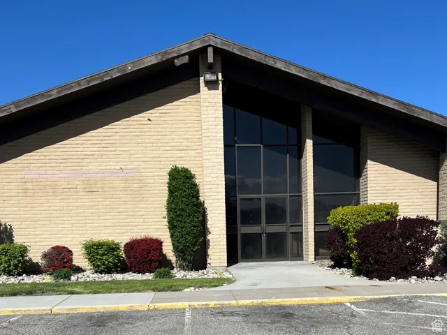 Building 4695 with drive thru