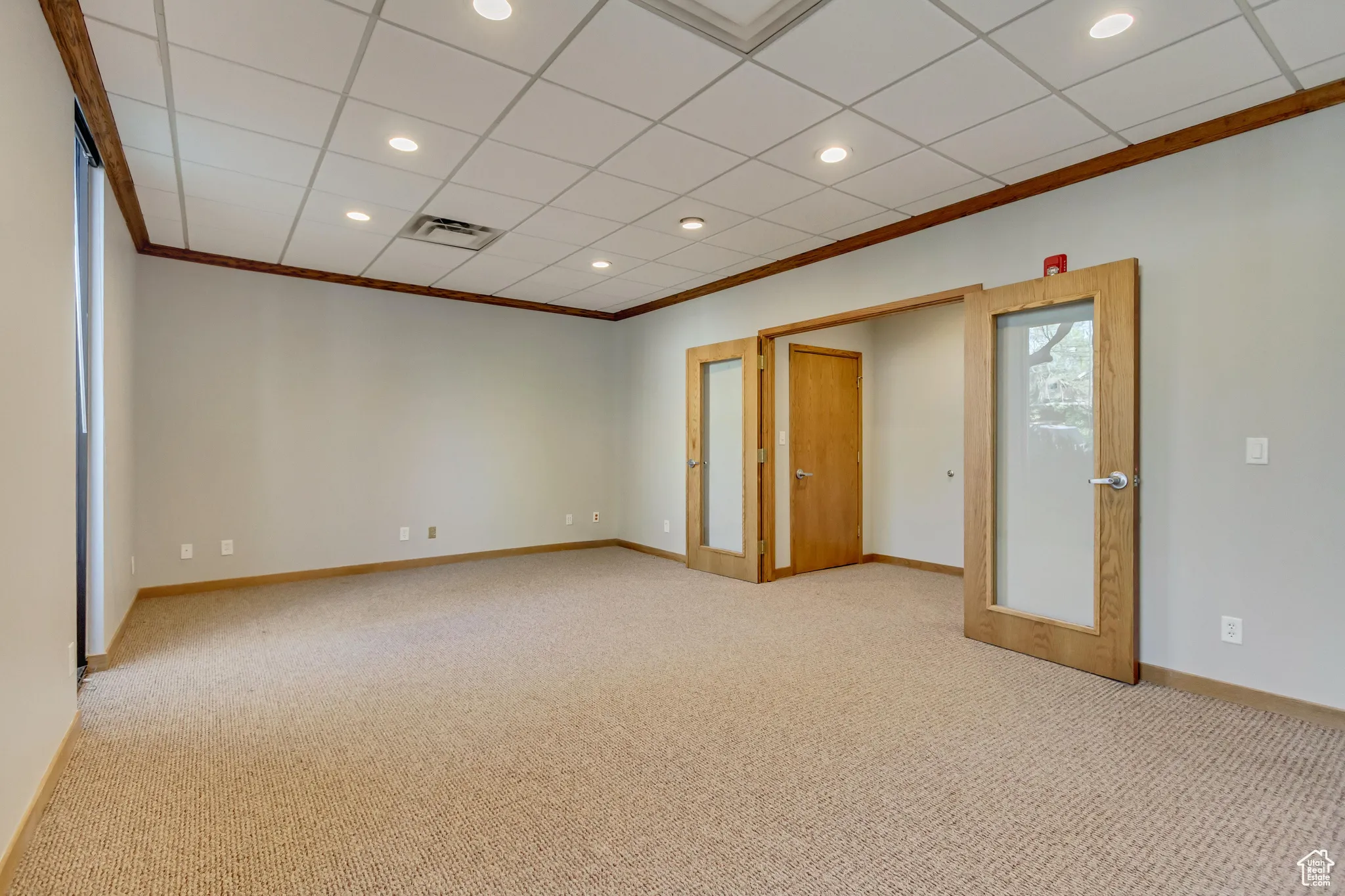 Unfurnished room featuring recessed lighting, visible vents, crown molding, baseboards, and carpet flooring