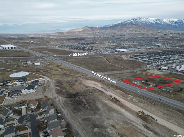 Drone / aerial view featuring a mountain view