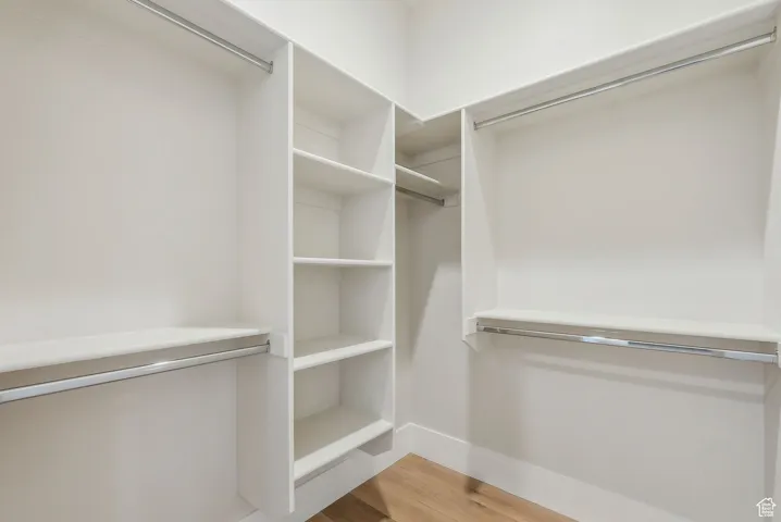 his and re seperate walkin closet whit stacable hook ups