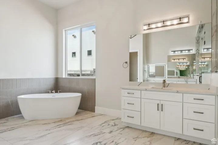 Grand master bath room