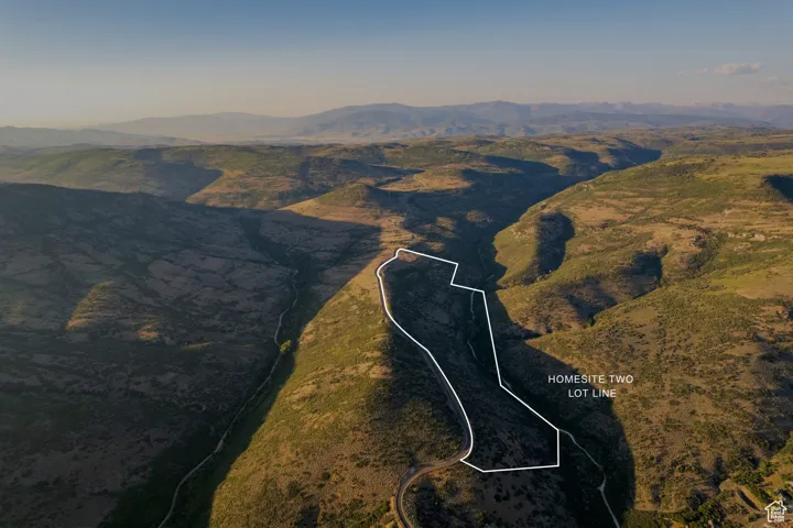 Aerial view of property's location featuring property boundaries highlighted and a mountain backdrop