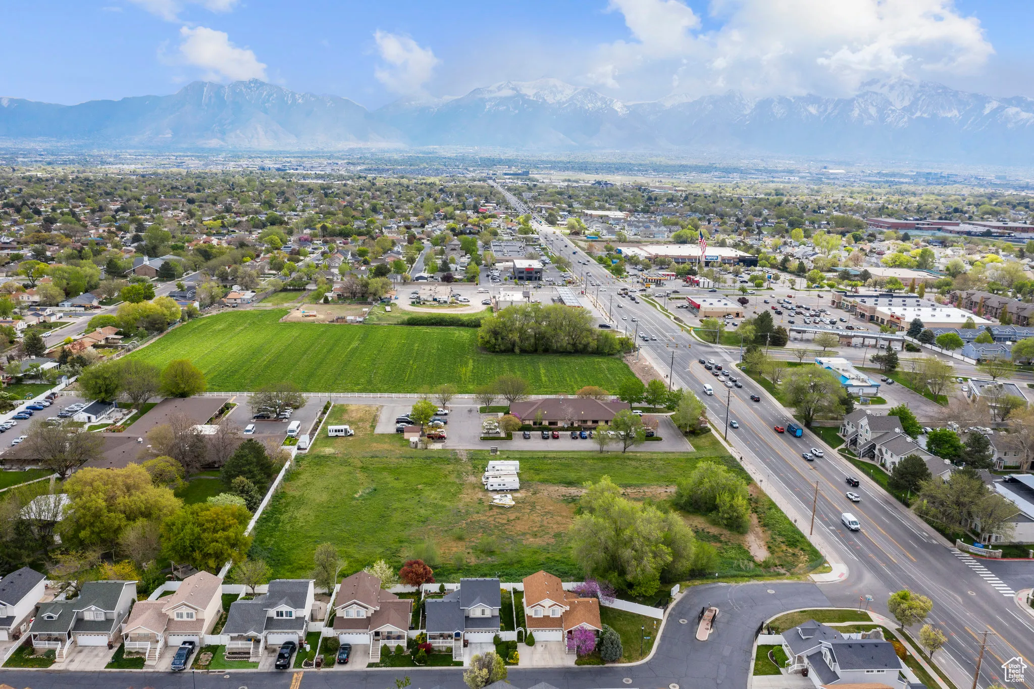 Aerial view with a mountain view