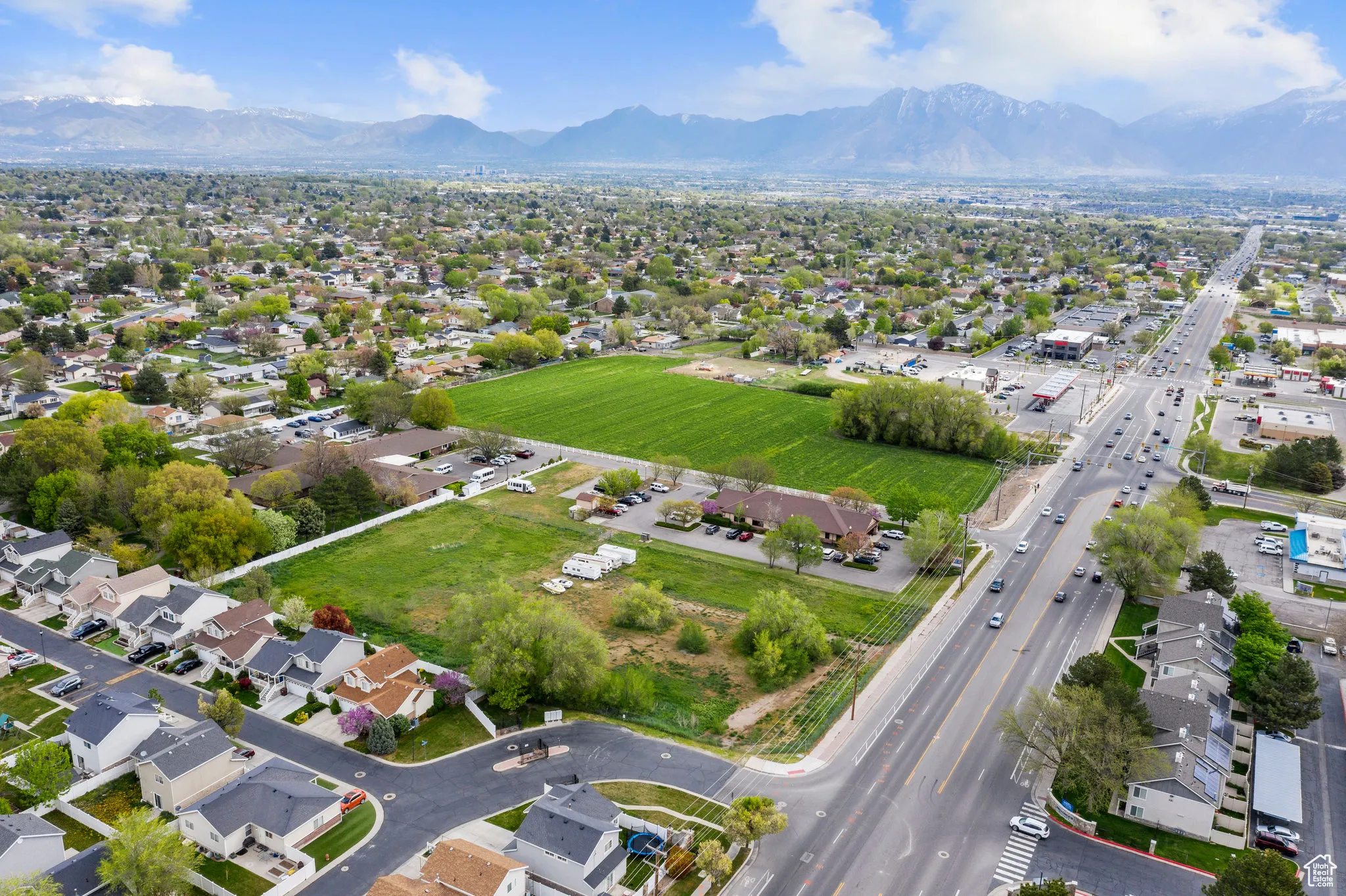 Birds eye view of property featuring a mountain view