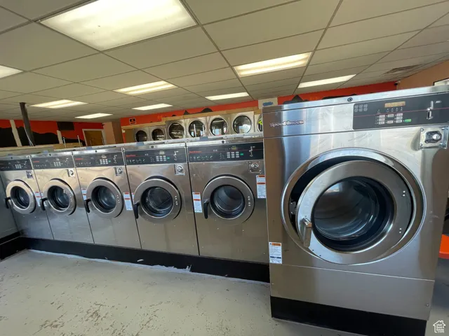 Washroom with independent washer and dryer