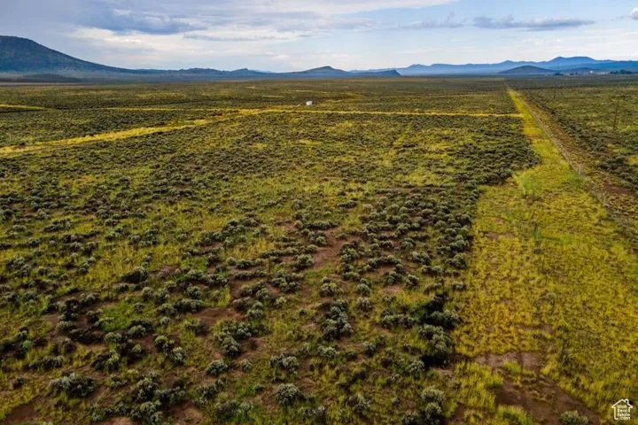 Aerial view with a mountain view