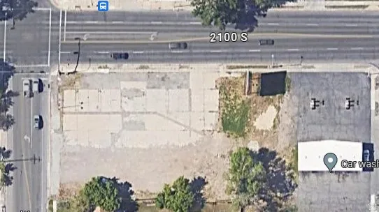 Level lot with direct street frontage on a main thoroughfare