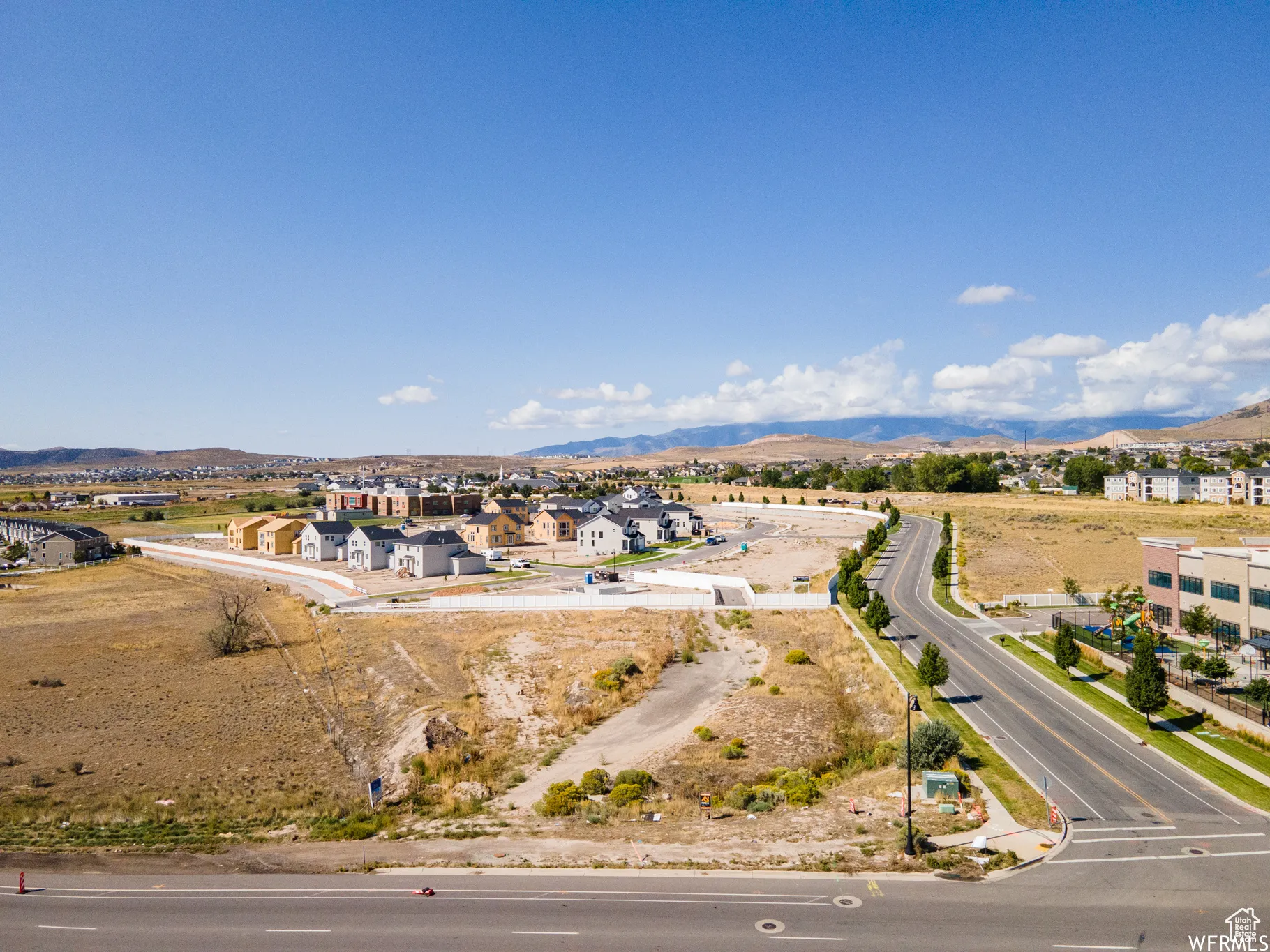 Aerial view with a mountain view