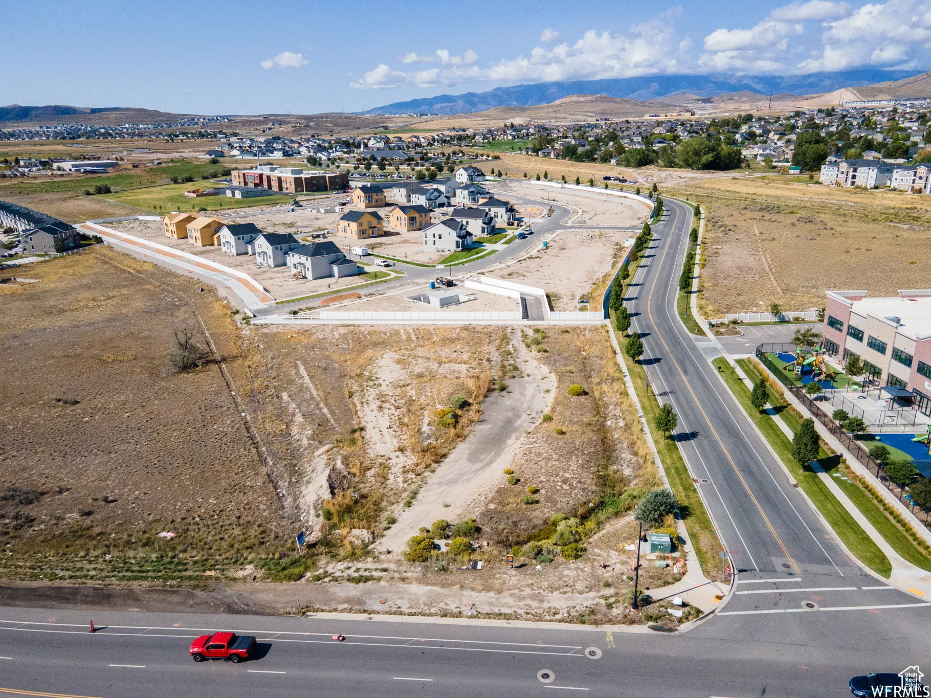 Birds eye view of property featuring a mountain view