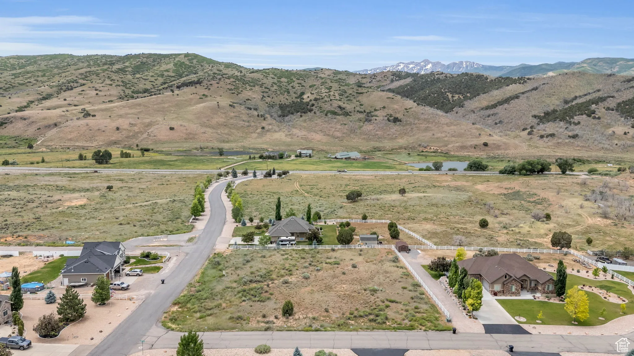 Aerial view with a mountain view