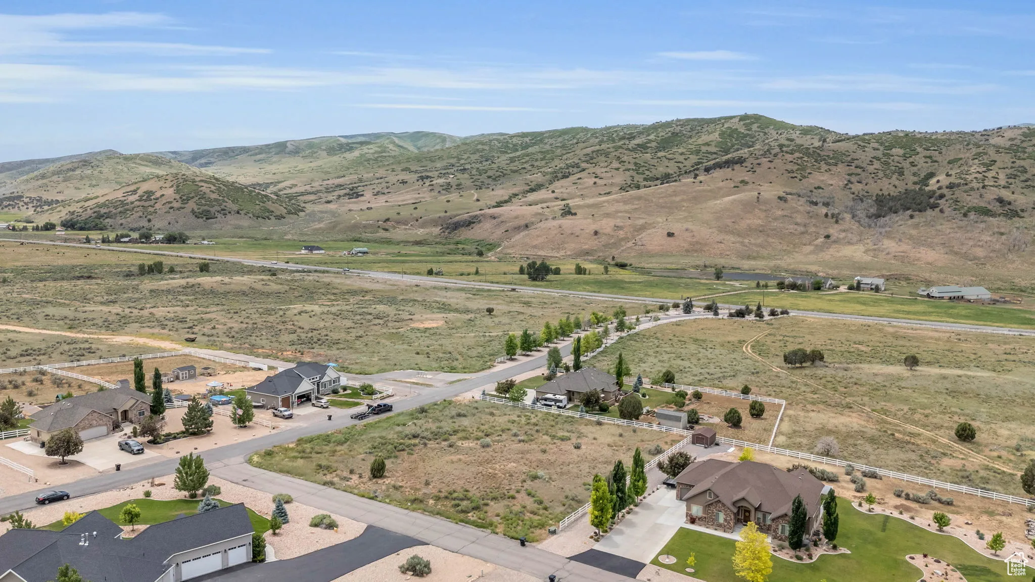 Birds eye view of property featuring a mountain view
