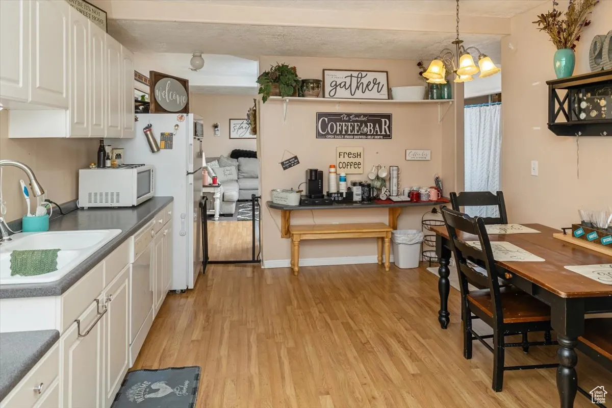 Unit B: Kitchen/dining area