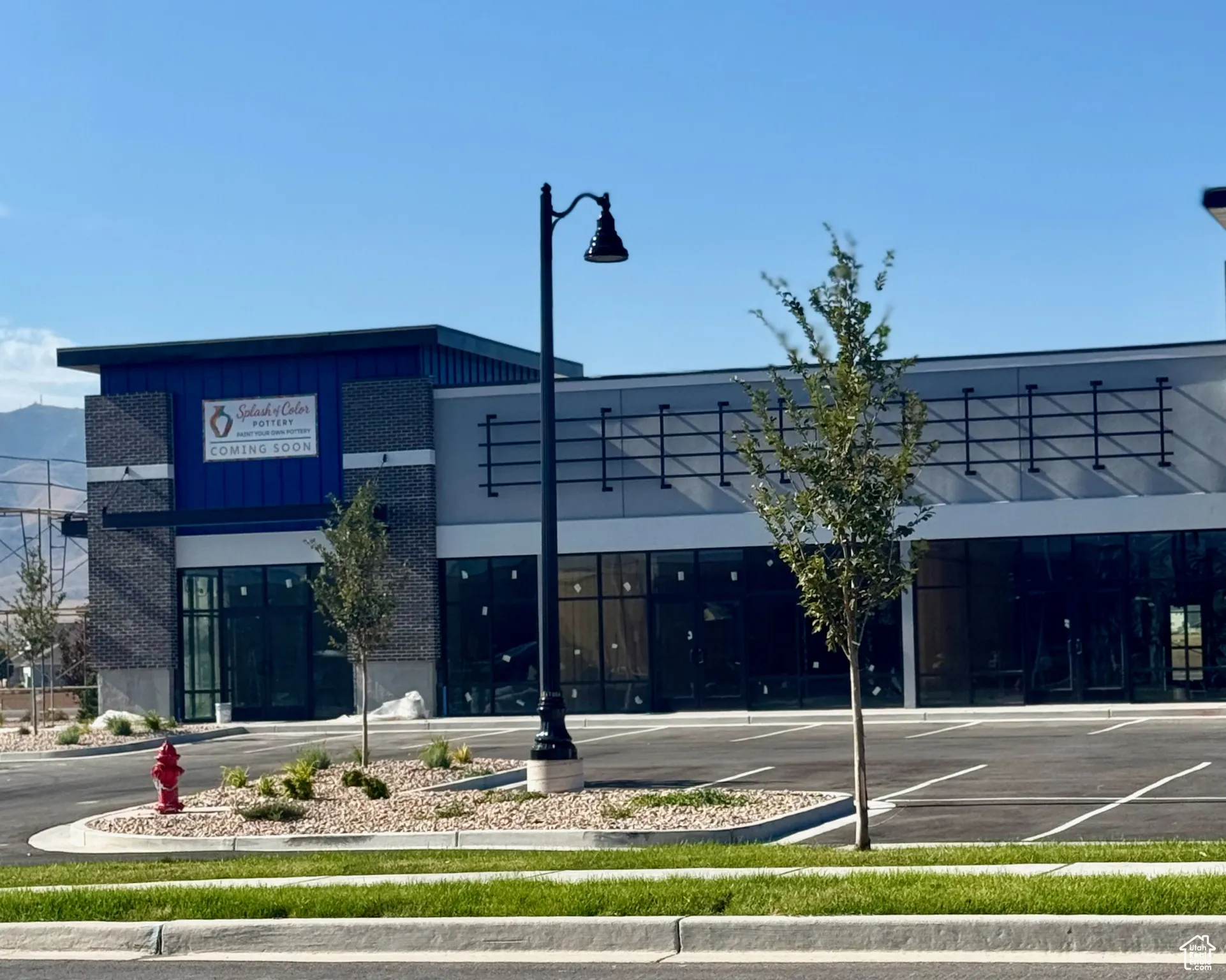 View of commercial location with uncovered parking