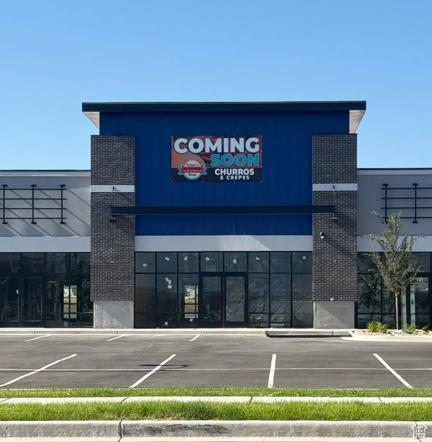 View of commercial location featuring uncovered parking