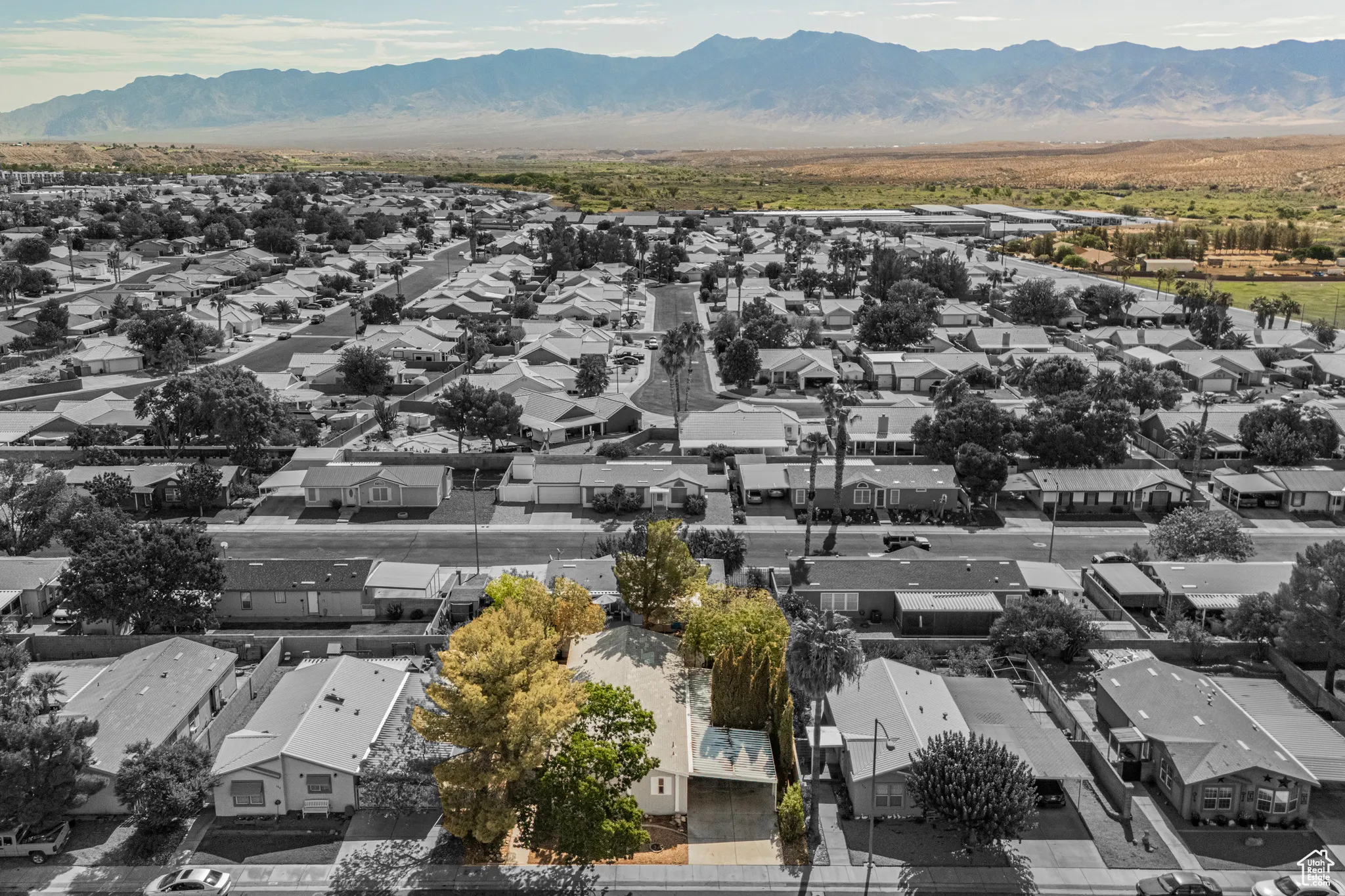 Aerial view with a mountain view