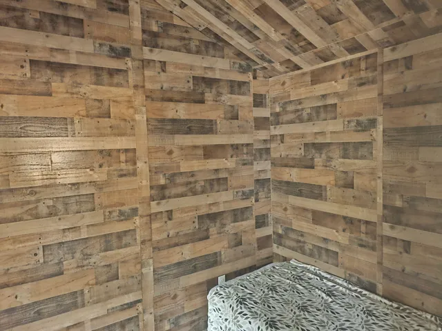 Detailed view of wood walls