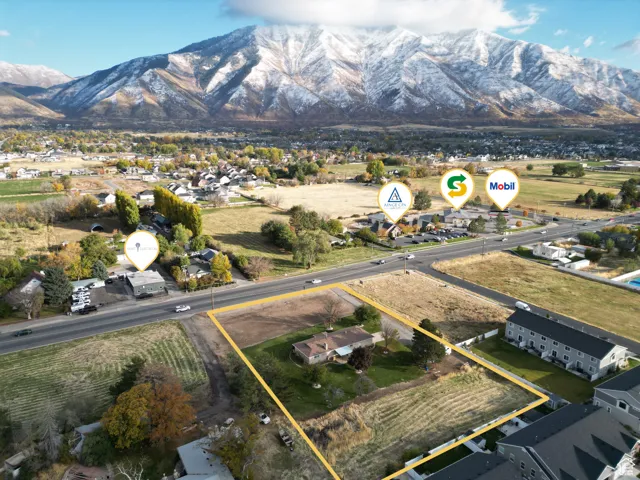 Bird's eye view with a mountain view
