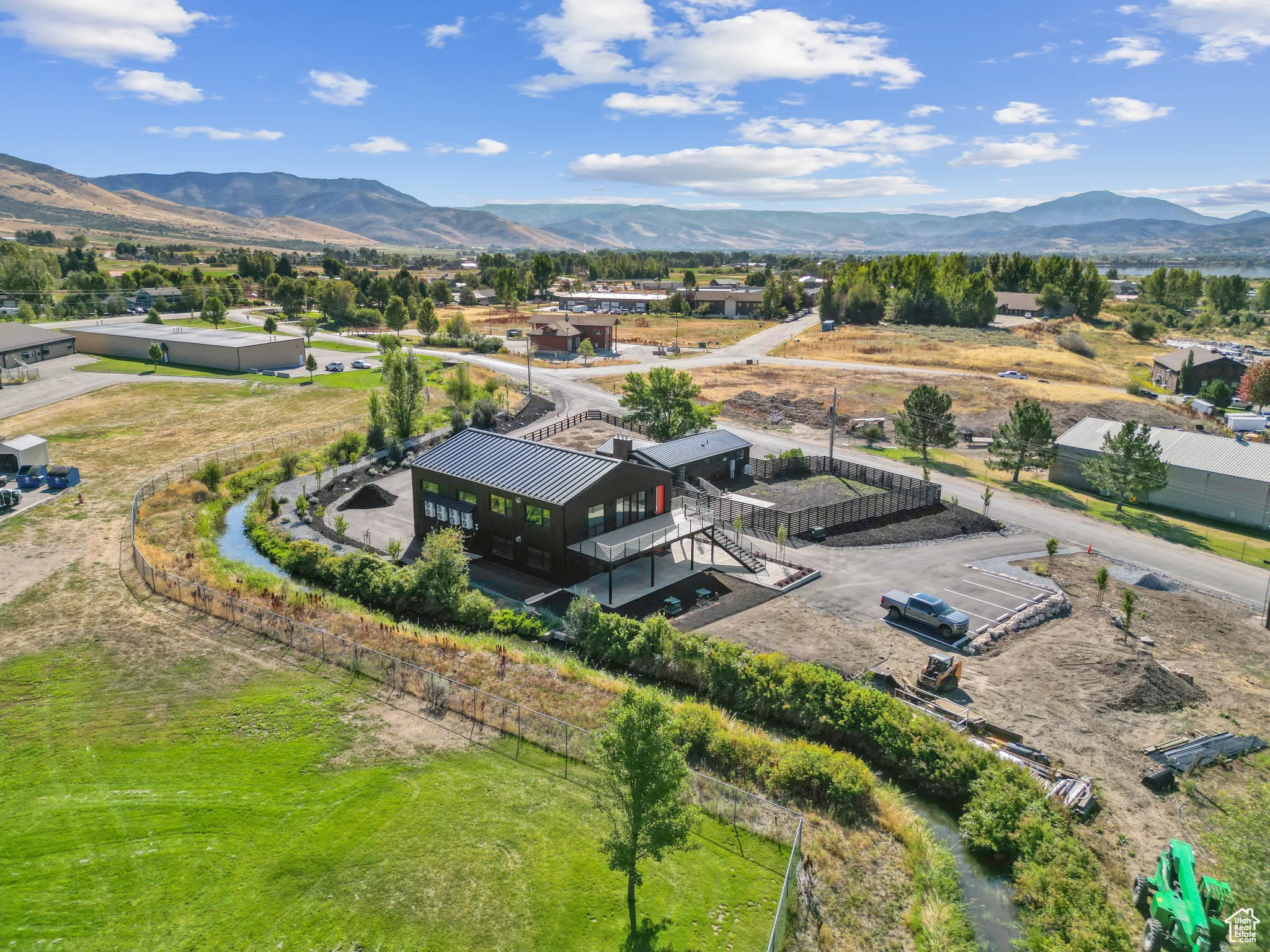 Aerial view with a mountain view