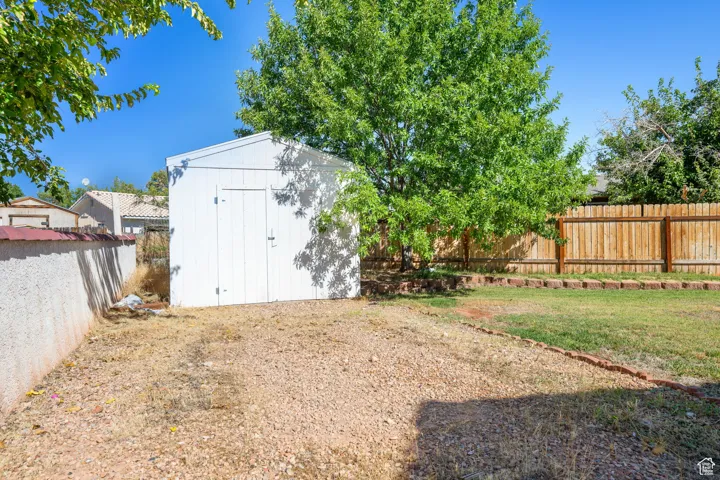 View of yard featuring a shed
