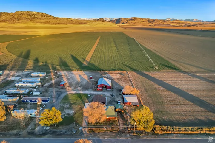 Birds eye view of property featuring a mountain view