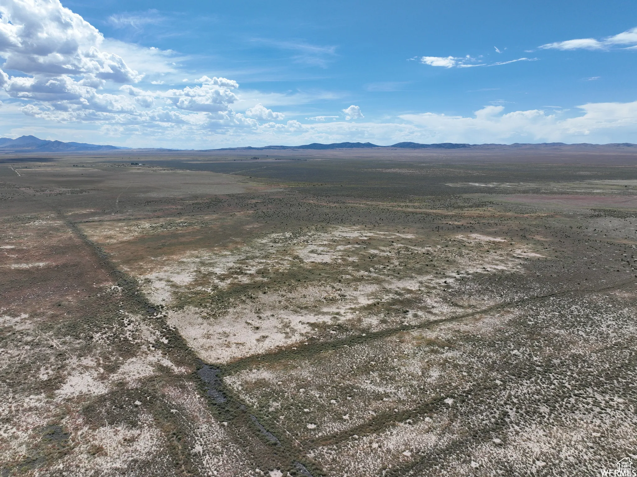 Aerial view with a mountain view