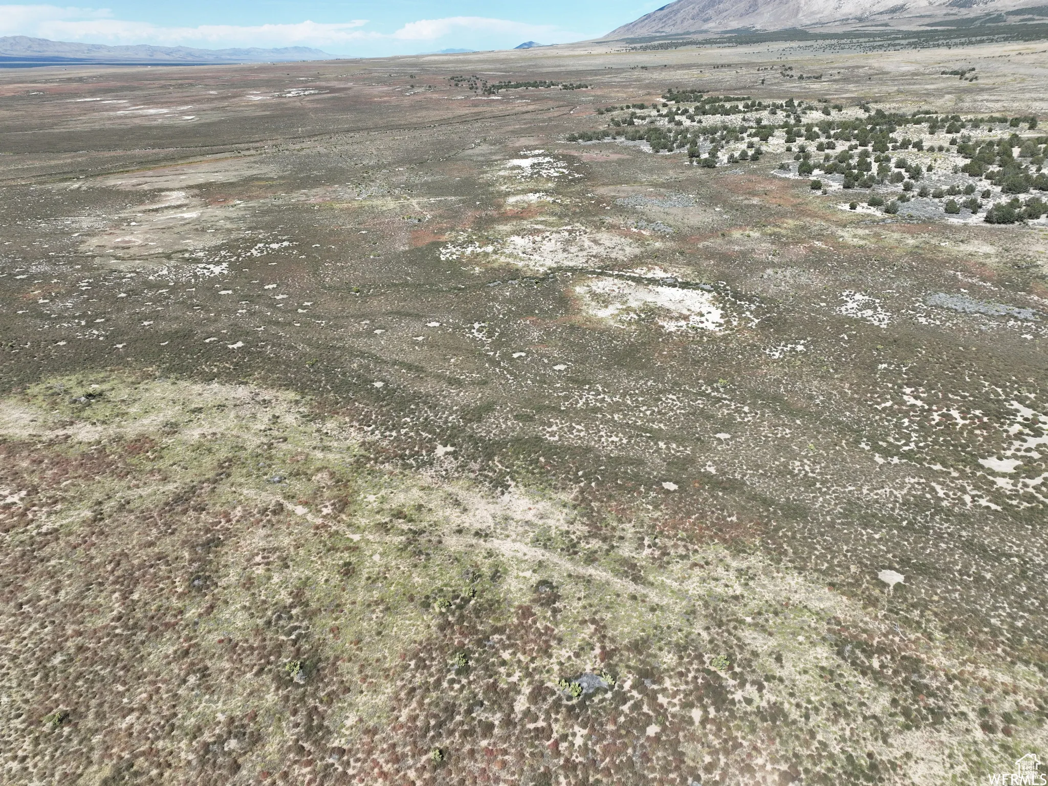 Aerial view with a mountain view