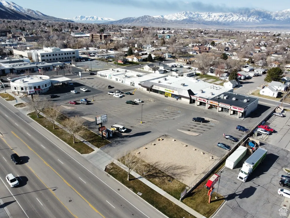 Drone / aerial view featuring a mountain view
