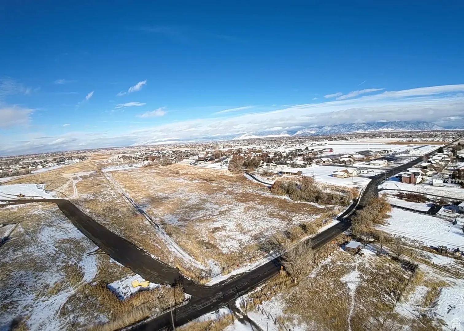 Snowy aerial view with a mountain view