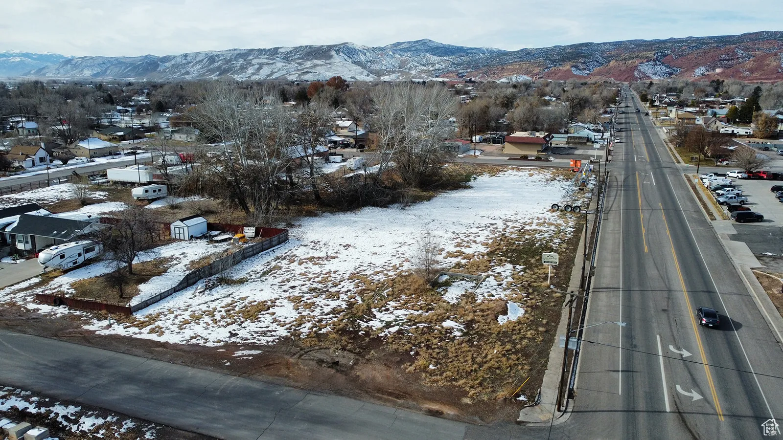 Snowy aerial view featuring a mountain view