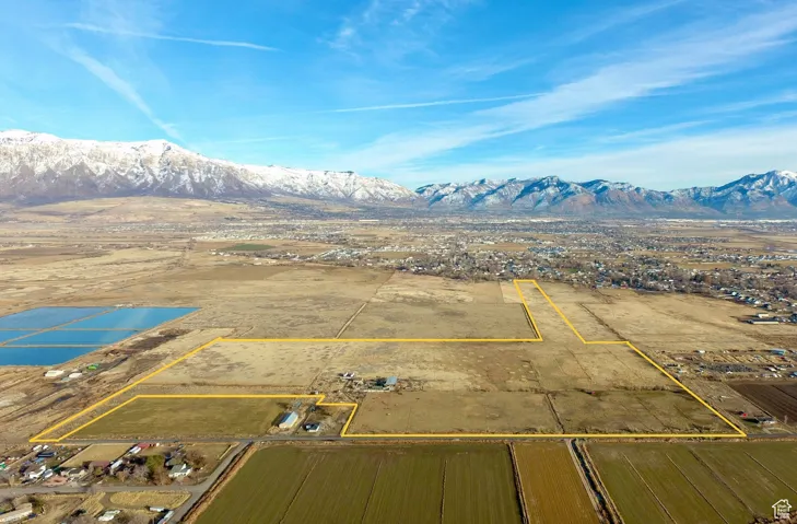 Aerial view with a mountain view
