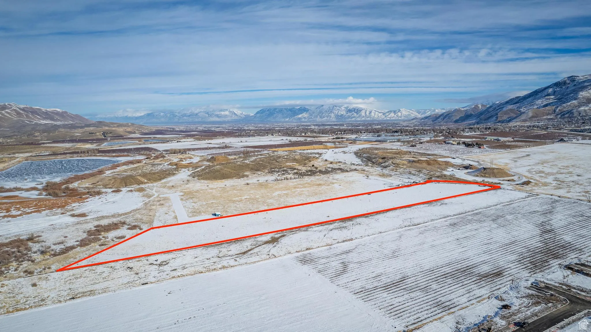 Snowy aerial view with a mountain view