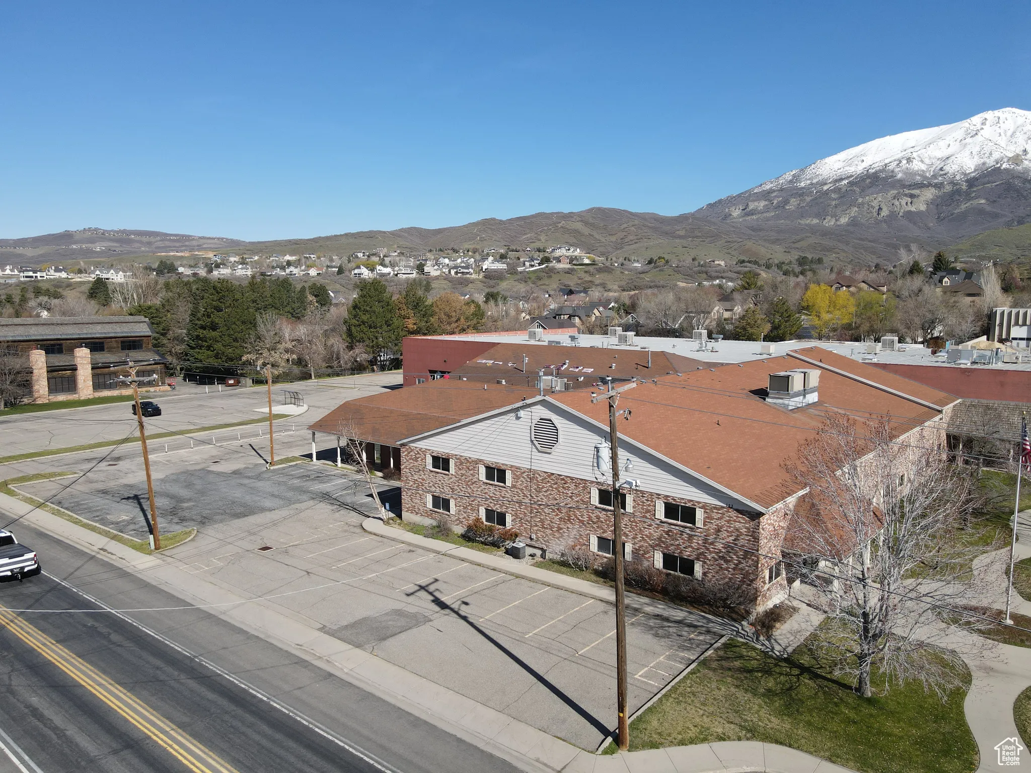Aerial view with a mountain view