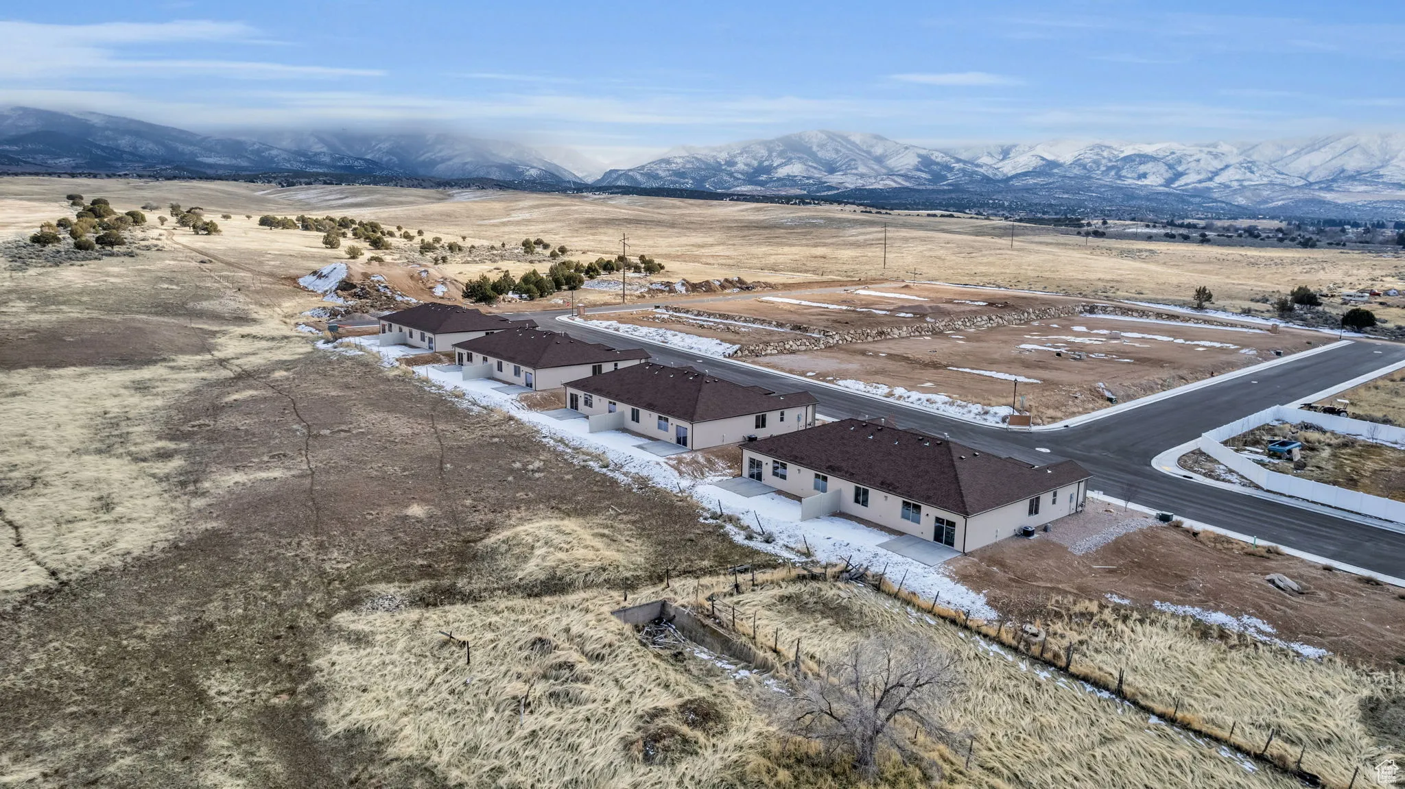 Birds eye view of property featuring a mountain view