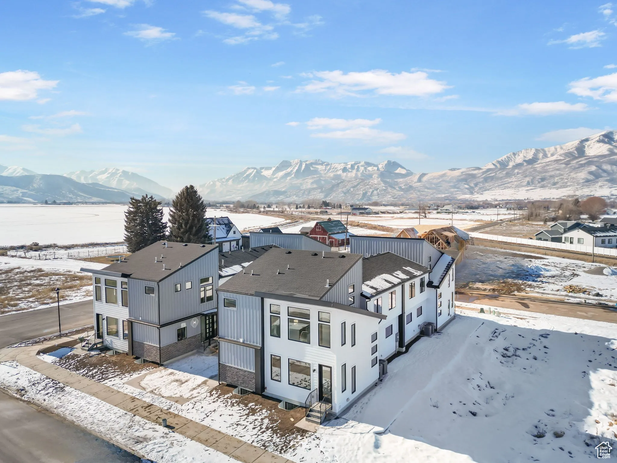 Snowy aerial view with a mountain view