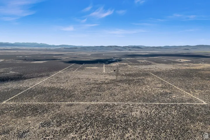 Aerial view with a mountain view