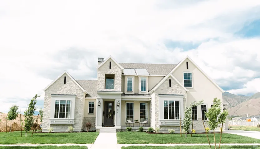 View of front of house featuring a mountain view and a front yard