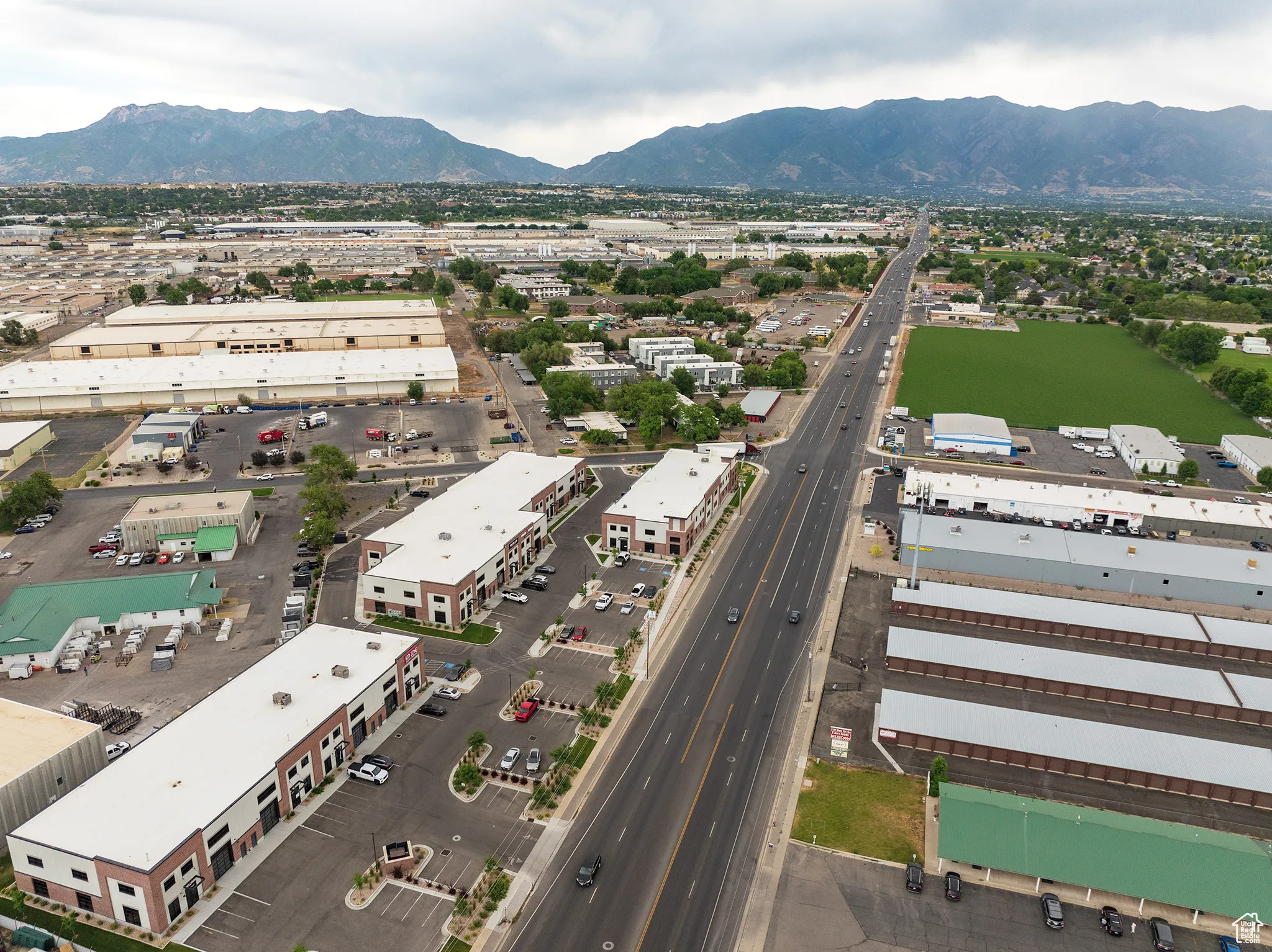 Aerial view with a mountain view