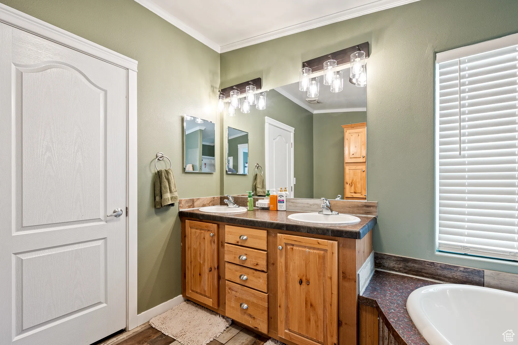 Primary bedroom/ensuite bathroom