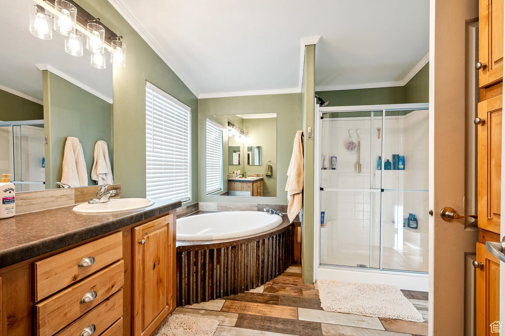 Primary bedroom/ensuite bathroom